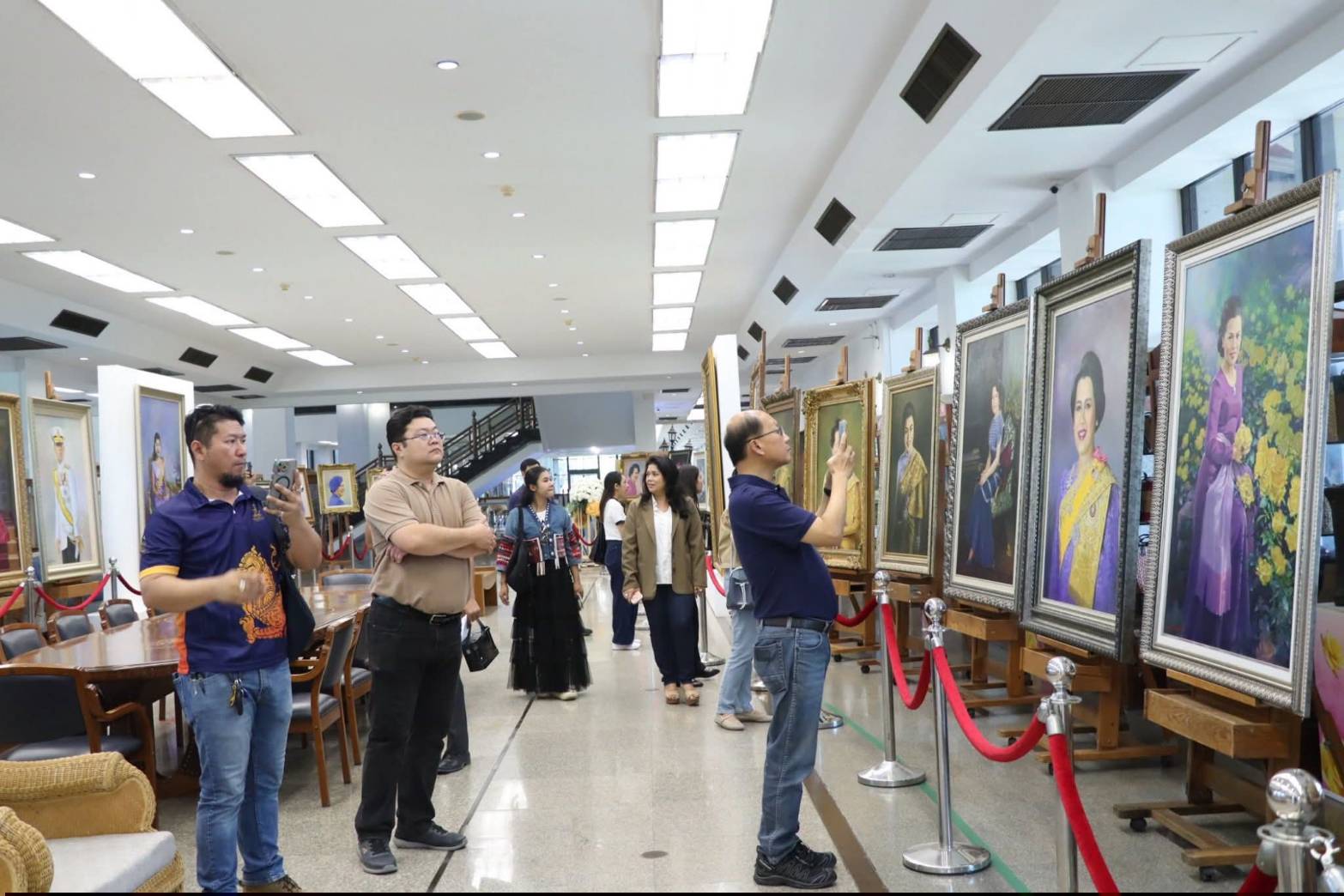 title - ผอ.ศพส. ให้การต้อนรับ คณะนักศึกษาโครงการรัฐประศาสนศาสตรมหาบัณฑิต รุ่นที่ 18 มหาวิทยาลัยรามคำแหง เข้าเยี่ยมชมแผนกฝึกอบรมทั้ง 12 แผนก และพื้นที่ภายในศูนย์ส่งเสริมและพัฒนาอาชีพเสริมนอกภาคการเกษตร